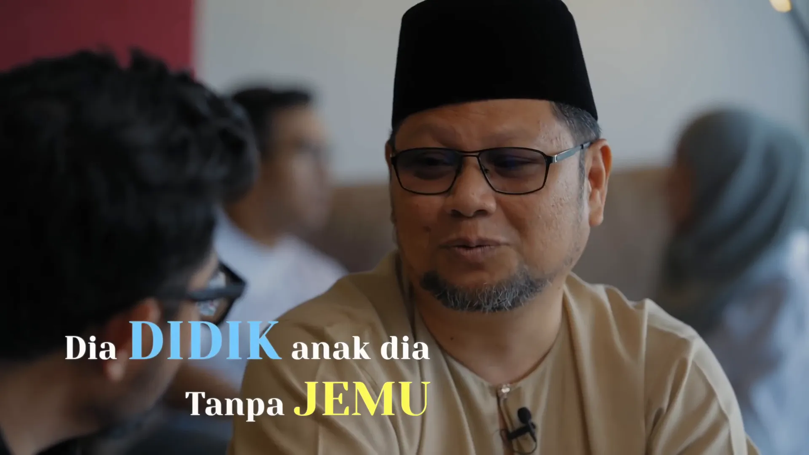 Ibu bapa mendidik anak dengan kasih sayang