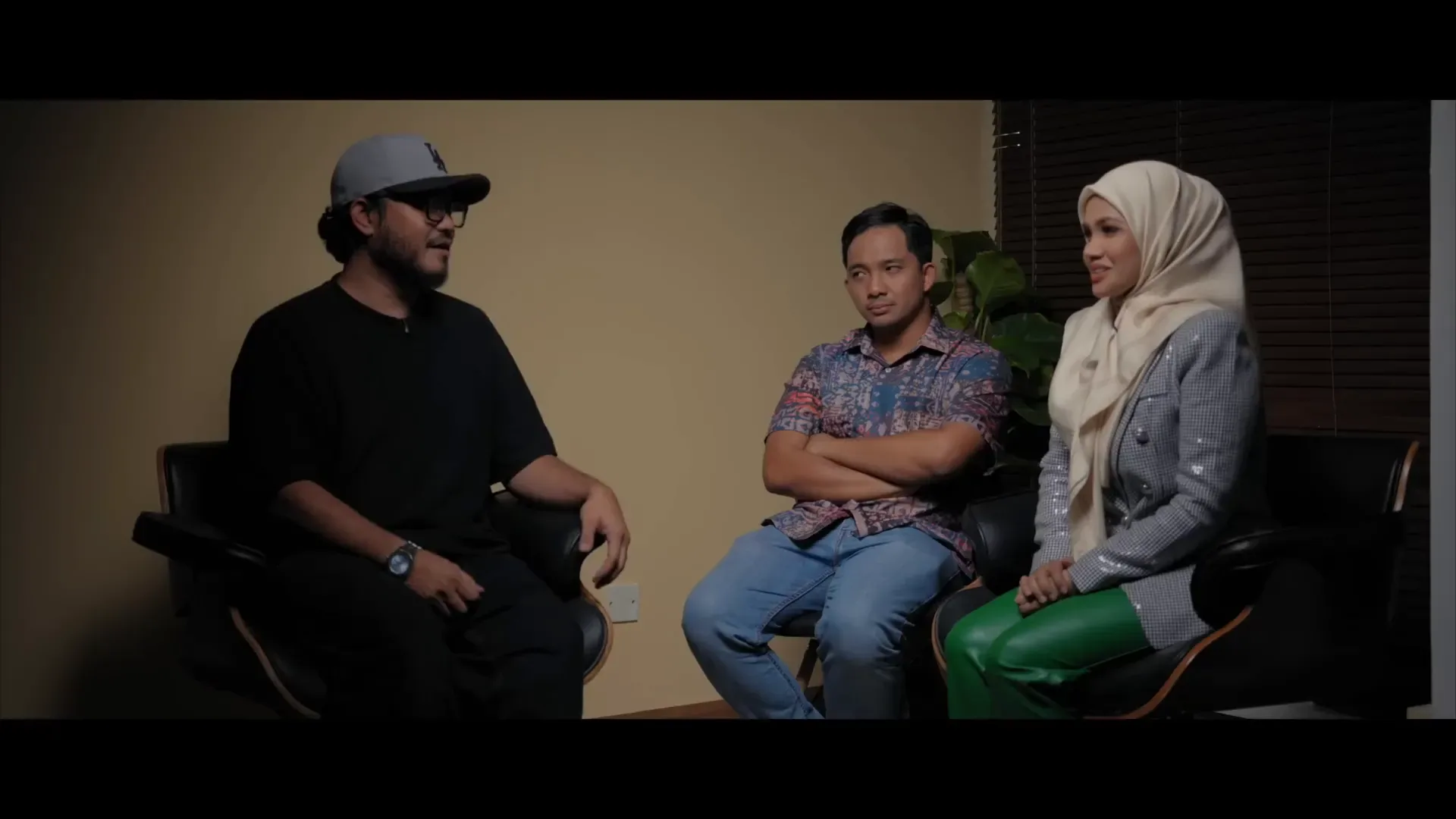 Kisah Pahit Manis Zarina Zainuddin Zarina Zainuddin bersama anaknya Azal dalam sesi wawancara