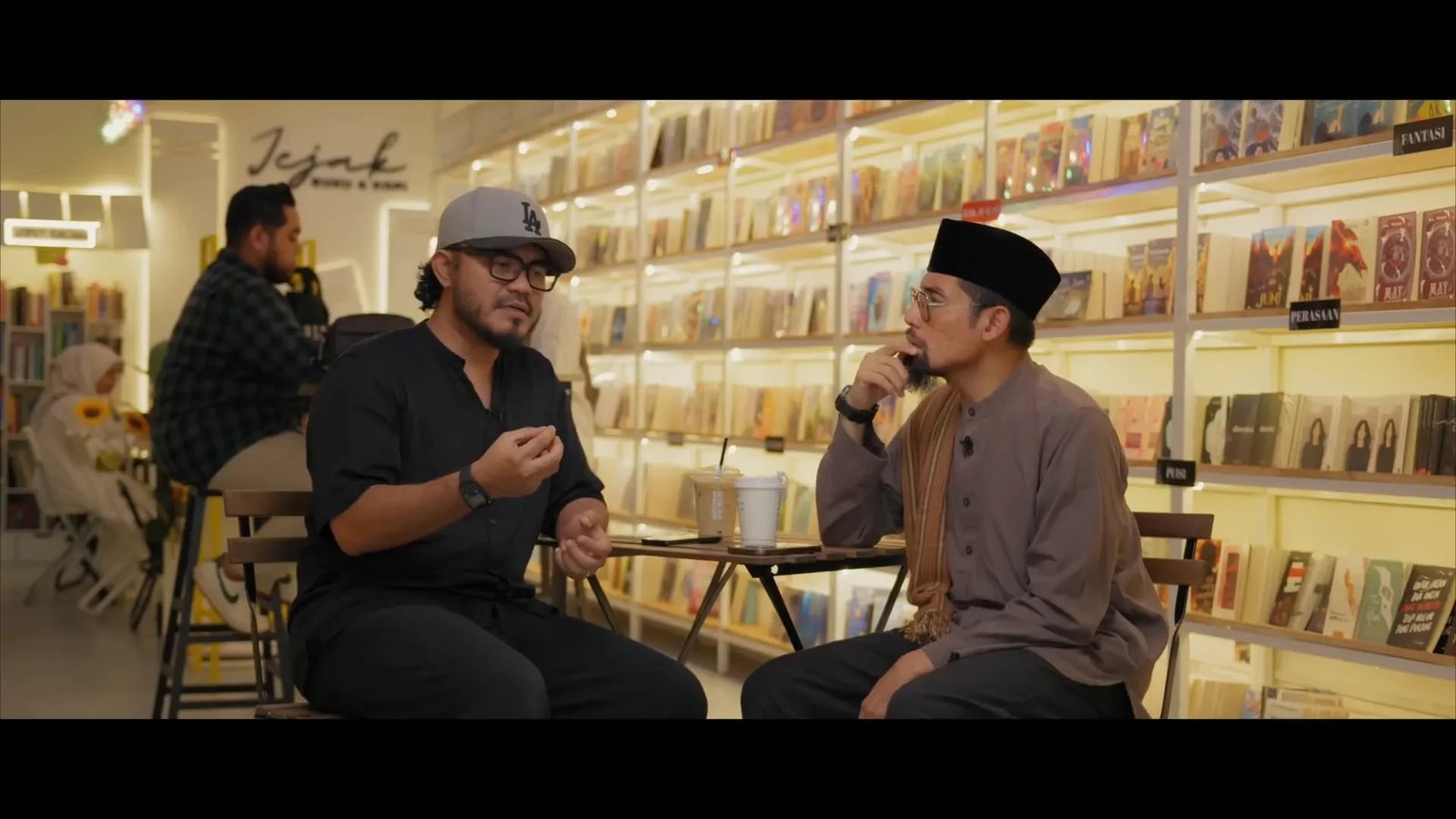 Ustaz Don Daniyal dalam sesi wawancara di Jejak Buku dan Kopi