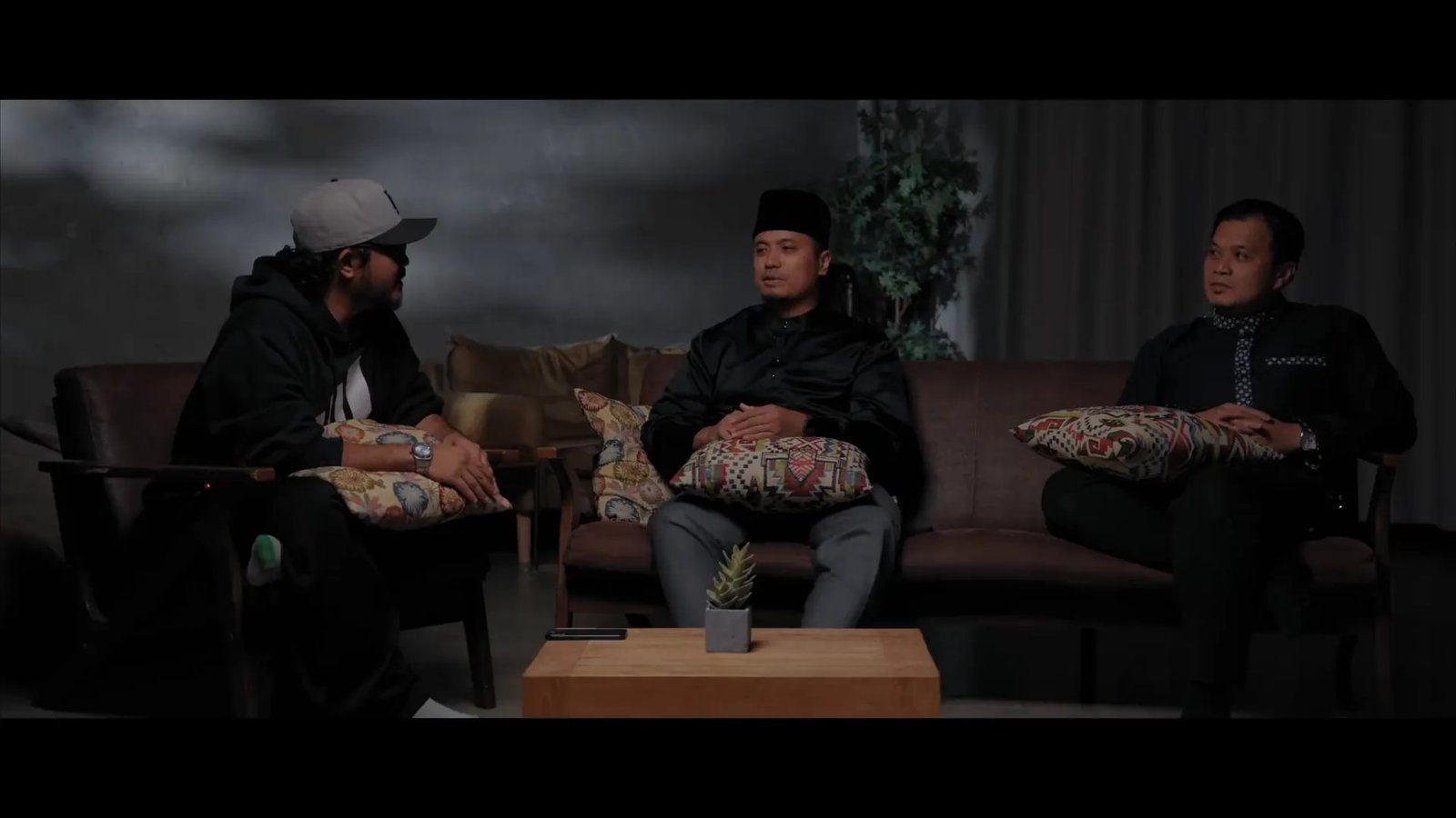 Ustaz Syakir Pasuni dan Ustaz Ma'az Sallim bersama saya dalam sesi temubual