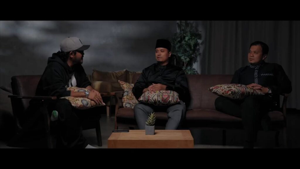 Ustaz Syakir Pasuni dan Ustaz Ma'az Sallim bersama saya dalam sesi temubual