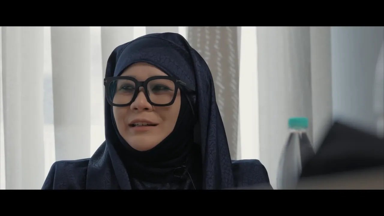 Dr. Haniah bersama pelajar; gaya pengajaran yang penuh tenaga dan bersahaja