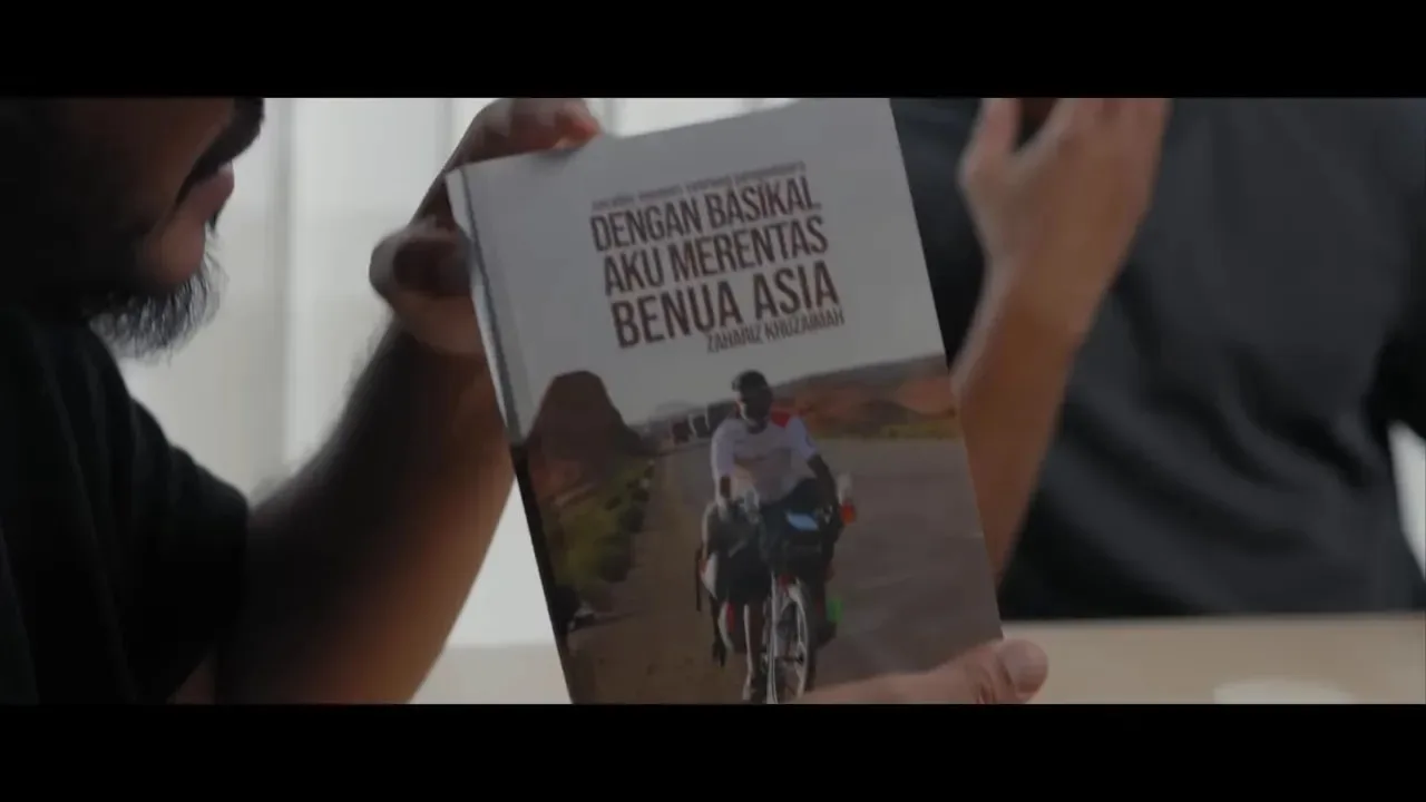 “Cycling Di China, Dirompak Di China, Diselamatkan Askar China” OurNextGuest : Zahariz Muka hadapan buku yang diterbitkan pada bulan Jun