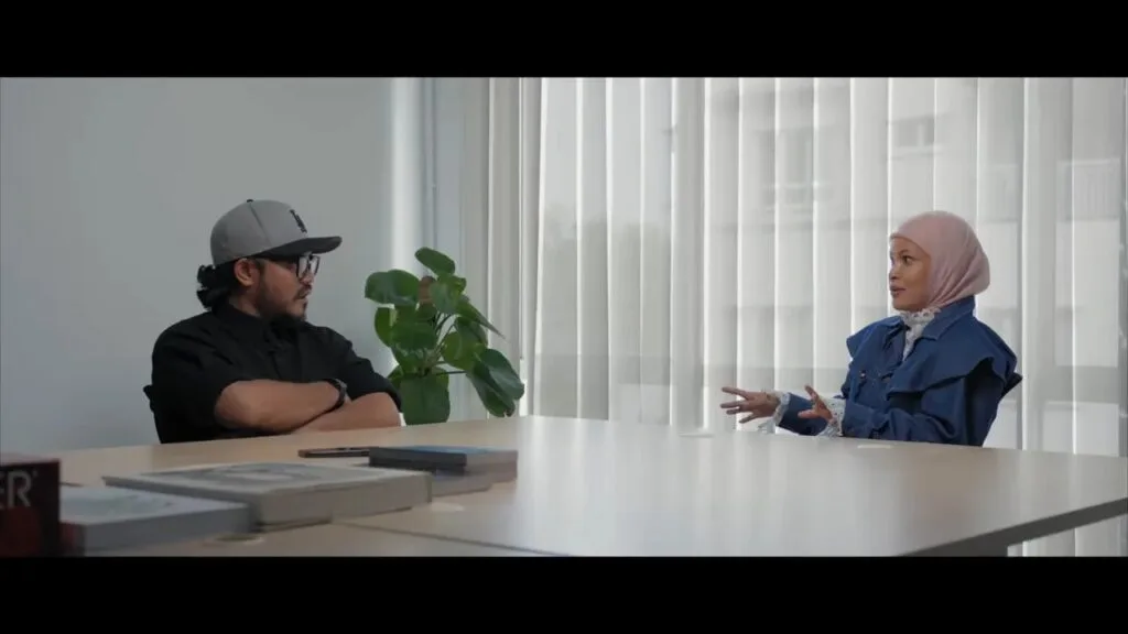 Pembukaan suai kenal di studio OurNextGuest bersama hos Sauddin